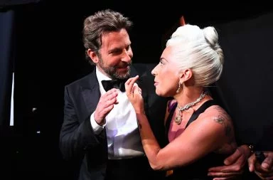 Lady Gaga y Bradley Cooper con Bebe a bordo