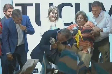 Macri en Tucumán: besó un pie y un pañuelo celeste