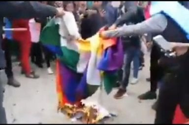 Fascistas bolivianos prenden fuego una bandera de pueblos originarios al grito de 