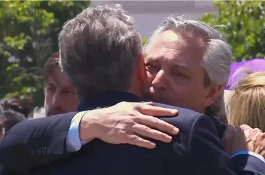 El abrazo de paz entre Mauricio Macri y Alberto Fernández