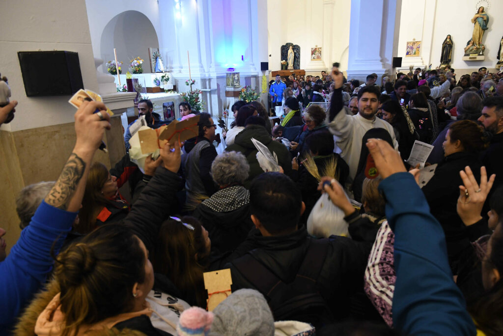 Miles de fieles participan en la celebración de San Cayetano, patrono 