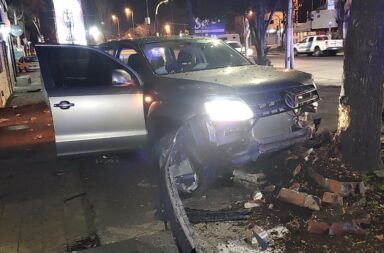 La Plata: robaron una camioneta en pleno centro y los detienen al chocar en la rotonda de ingreso a la ciudad