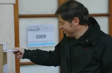 Axel Kicillof votó en La Plata y dijo: "No hay que quedarse en la casa, hay que ir a votar"