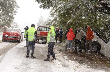 En Bariloche se suspendieron las clases y se cortó la Ruta 40 por un temporal de lluvias y viento