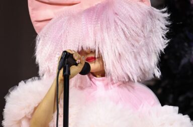 Sia lanzó su nuevo sencillo titulado 'Gimme Love'