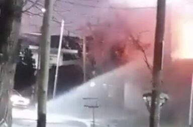 Video | Doce dotaciones de bomberos combaten un incendio en una fábrica de pallets de Avellaneda