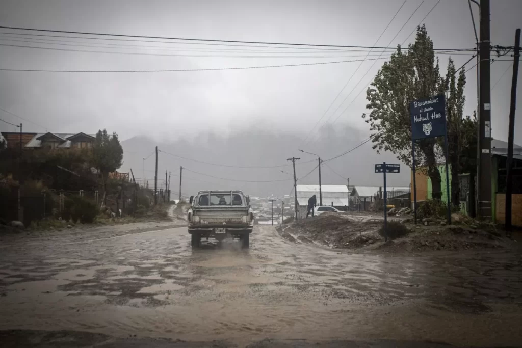 En Bariloche se suspendieron las clases y se cortó la Ruta 40 por un temporal de lluvias y viento