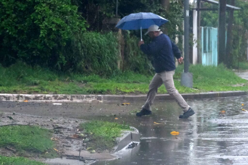 Emiten alertas en 15 provincias por tormentas fuertes, lluvias intensas y temperaturas extremas
