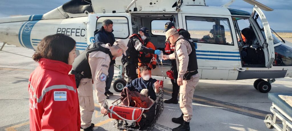 Espectacular rescate en el Mar Argentino: Prefectura aeroevacuó de urgencia al tripulante de un pesquero