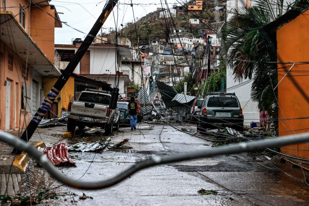 El huracán Otis arrasó Acapulco y dejó al menos 27 muertos