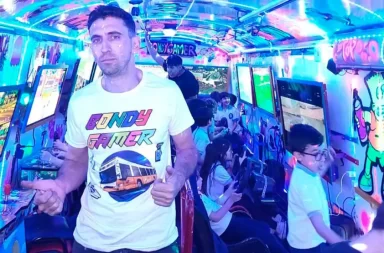 Bondy Gamer: convirtió un micro escolar en una sala de videojuegos para festejar cumpleaños y con un fin solidario