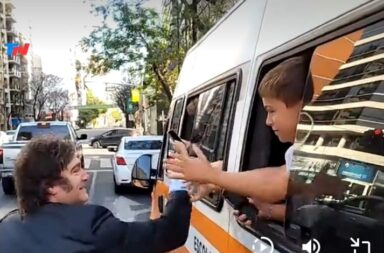 Video| Camino a Olivos, Milei electo saludo a un grupo de alumnos que circulaban en una combi escolar