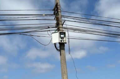 Un niño de 8 años tocó un poste de luz en La Plata, recibió una descarga eléctrica y está grave
