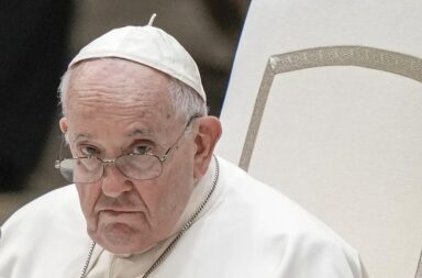 A raíz de un cuadro gripal, el papa Francisco se sometió a controles de salud en un hospital de Roma