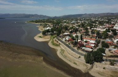 La sequía que afecta el suministro de agua en Villa Carlos Paz en imágenes tomadas con un drone