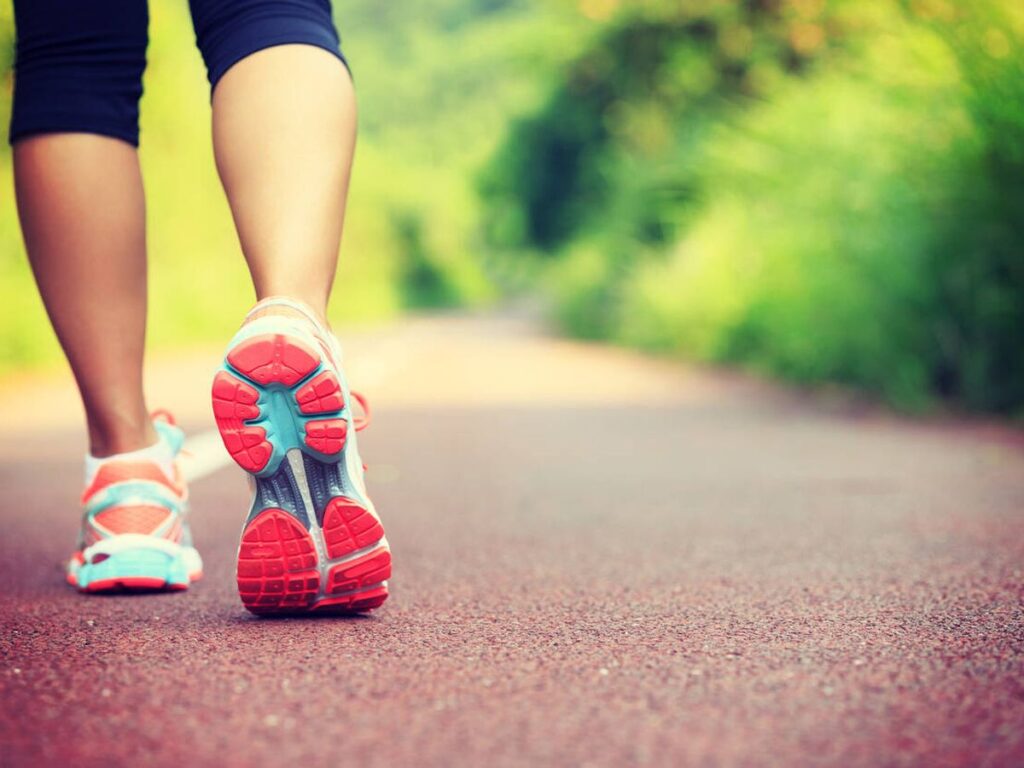 Un nuevo estudio revela que caminar sólo 2.600 pasos al día reduce el riesgo de enfermedad cardiovascular