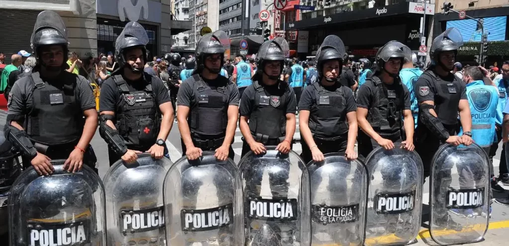 Video | Tensión post marcha: cuatro manifestantes fueron detenidos por enfrentarse con la Policía 