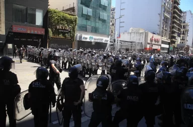 Video | Tensión post marcha: cuatro manifestantes fueron detenidos por enfrentarse con la Policía 