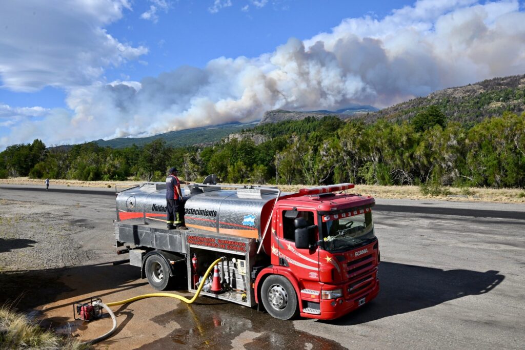 Incendios forestales: sin control, el fuego del Parque Nacional Los Alerces avanza hacia Esquel