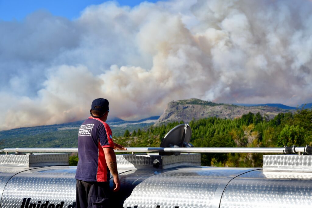 Incendios forestales: el fuego en Los Alerces sigue sin control, ya se quemaron más de 2.800 hectáreas