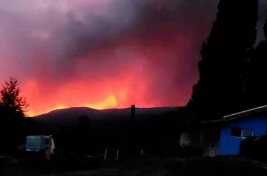 Incendio forestal en el parque nacional Los Alerces