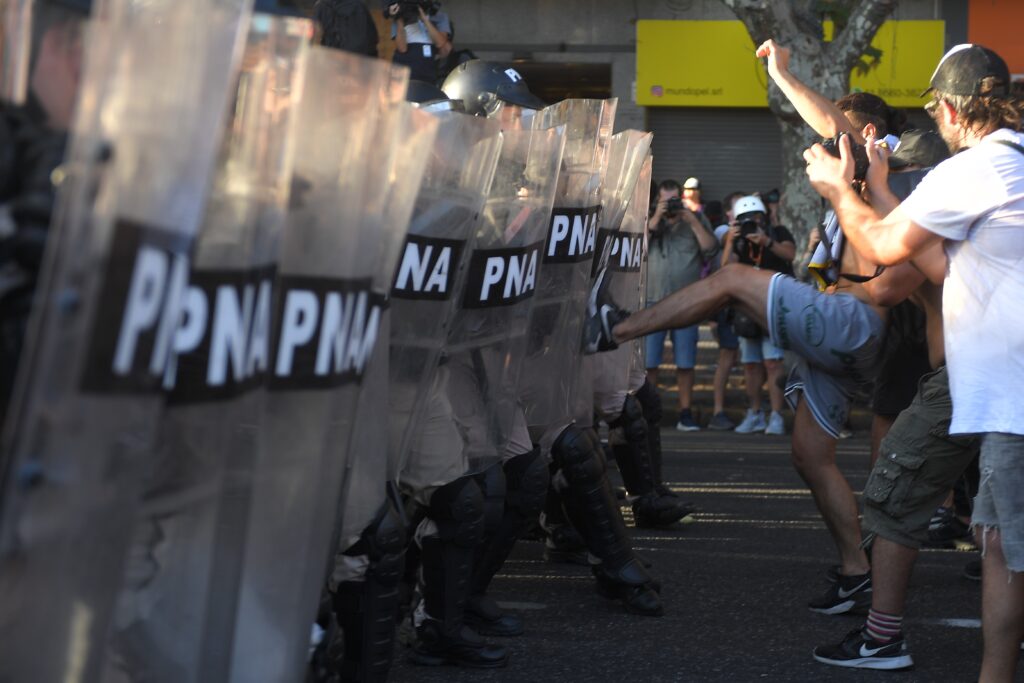 Ley Ómnibus: hubo incidentes entre manifestantes de izquierda y policías frente al Congreso