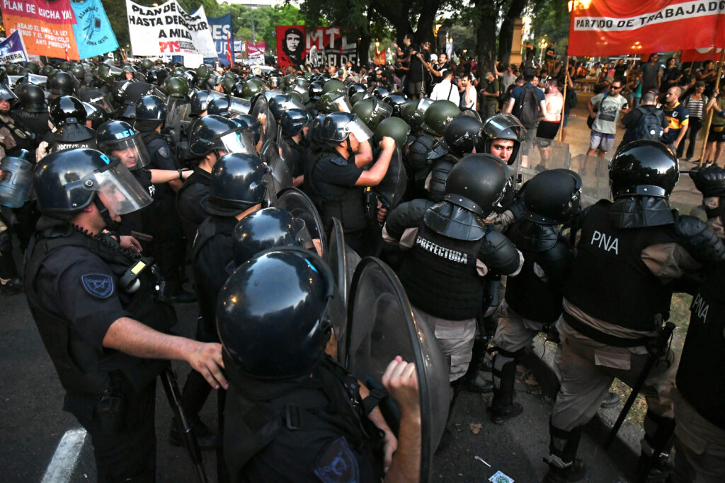 Ley Ómnibus: hubo incidentes entre manifestantes de izquierda y policías frente al Congreso