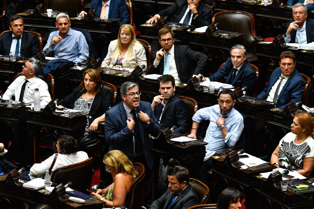 Cámara de Diputados: comenzó el debate de la ley Ómnibus con cruces entre oficialistas y peronistas