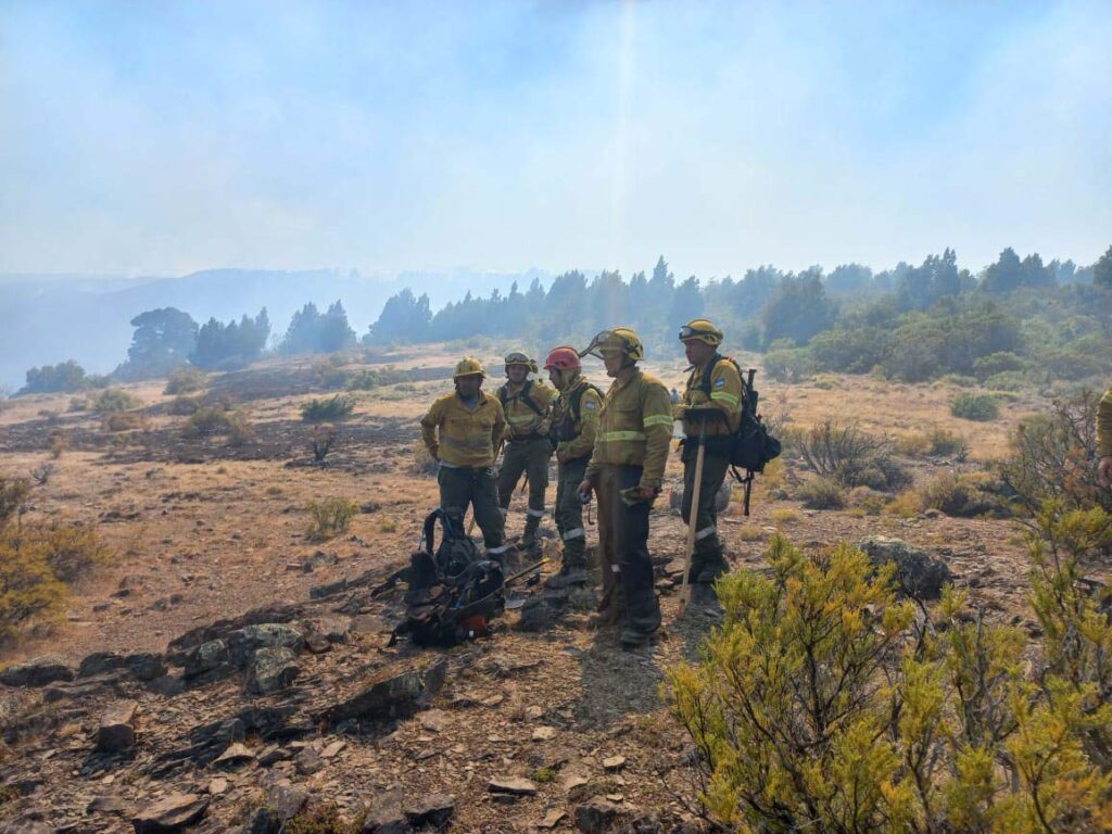 Incendios forestales: sin control, el fuego del Parque Nacional Los Alerces avanza hacia Esquel