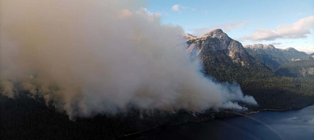 El incendio forestal Parque Nacional Nahuel Huapi sigue activo 
