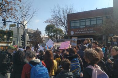 Realizan un abrazo solidario en una escuela de Saavedra para pedir medidas de seguridad