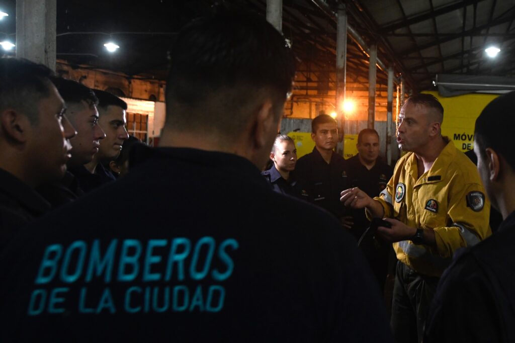 CABA: un grupo de Bomberos y de Defensa Civil viaja a Chubut a combatir los incendios