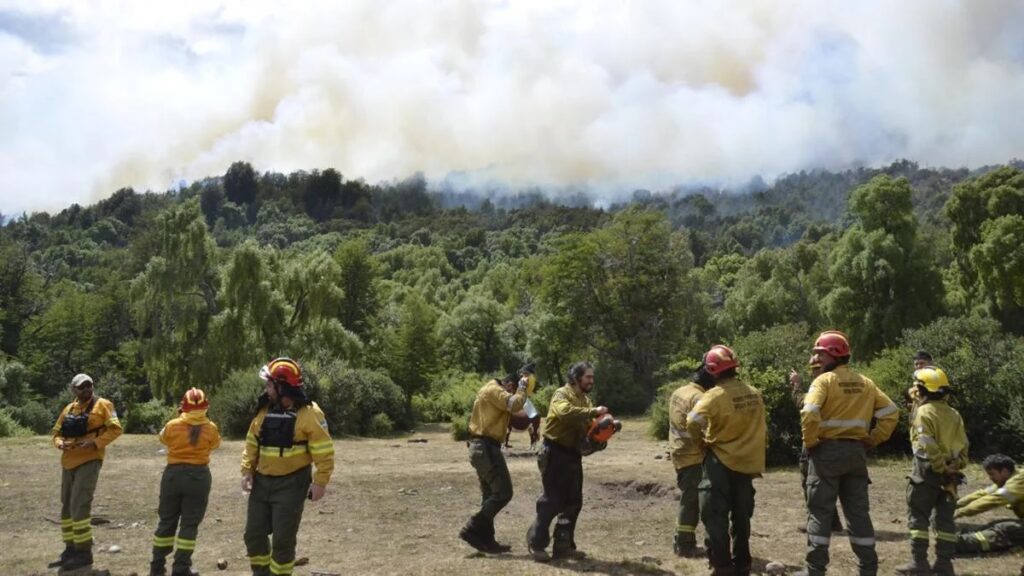Continúa activo el incendio en el Parque Nacional Los Alerces y la jornada ventosa no ayuda