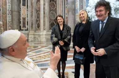 Milei se reúne con el Papa: le llevará la carta de acreditación a Alberdi, un cuadro de Mama Antula y alfajores