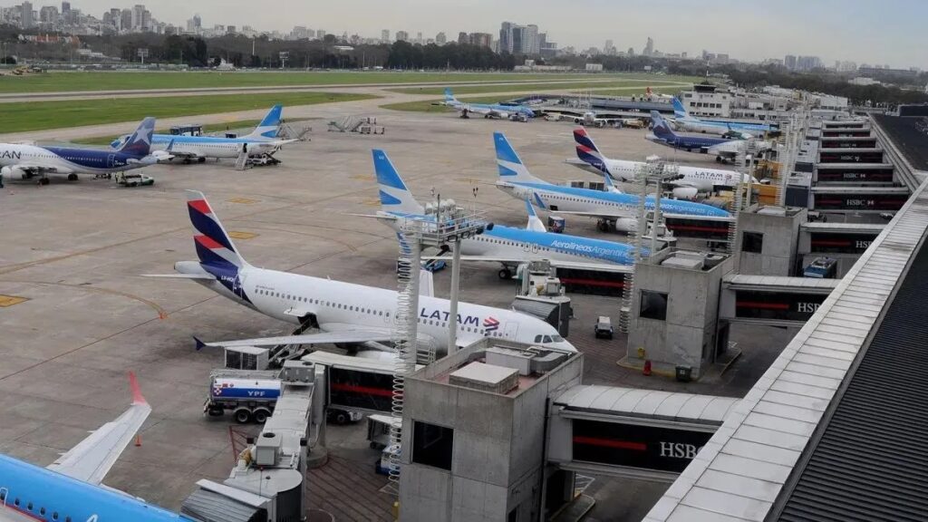 El paro de los aeronáuticos afecta a más de 35.000 pasajeros y hubo cancelación de vuelos