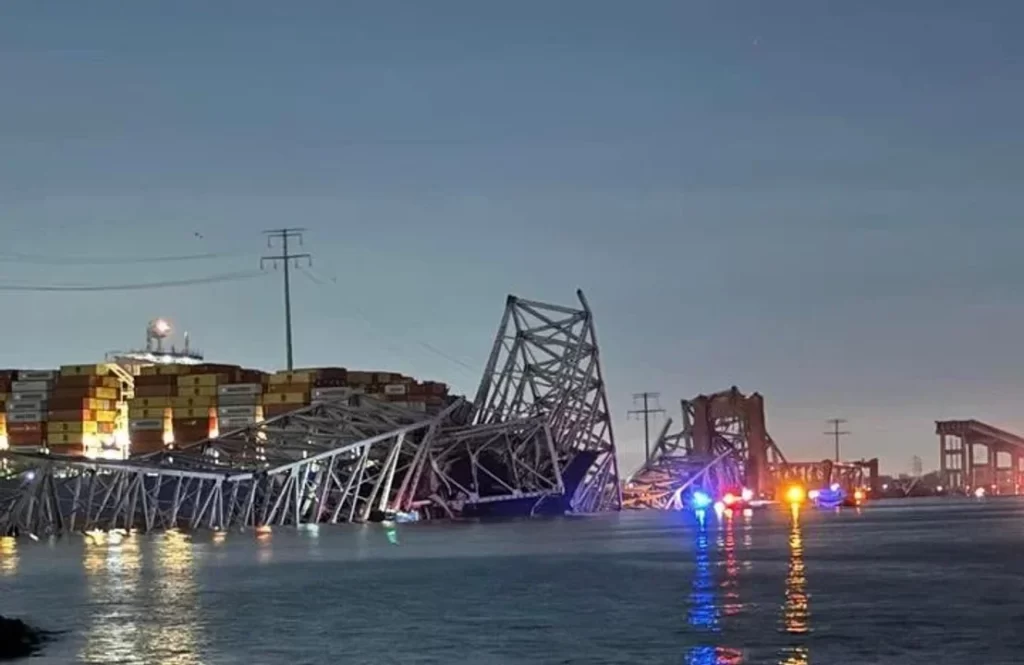 Un puente se derrumbó en pocos segundos tras ser impactado por un barco y varios vehículos cayeron al agua
