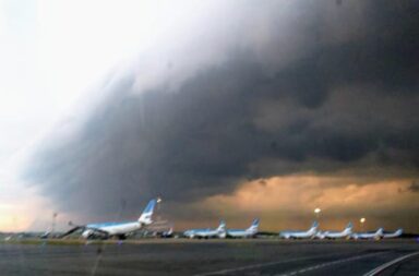 Caos en Aeroparque y Ezeiza por vuelos demorados y cancelados por el temporal con tormentas eléctricas