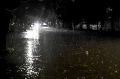 Caos en La Plata por la tormenta "supercelda": autos flotando y barrios inundados