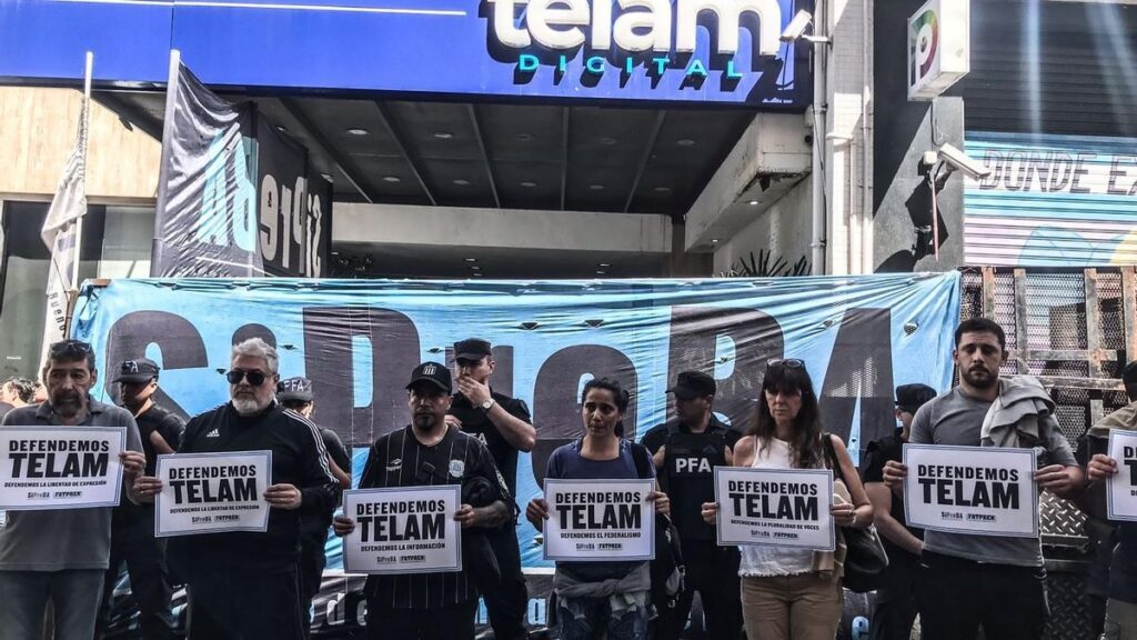 Los trabajadores de Télam rechazaron los retiros voluntarios y decidieron mantener los acampes