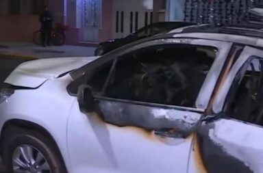 Los quemacoches volvieron y prendieron fuego dos autos en Villa del Parque