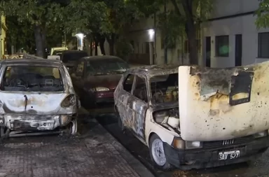 Incendiaron varios autos en la puerta de una concesionaria de Villa Luro
